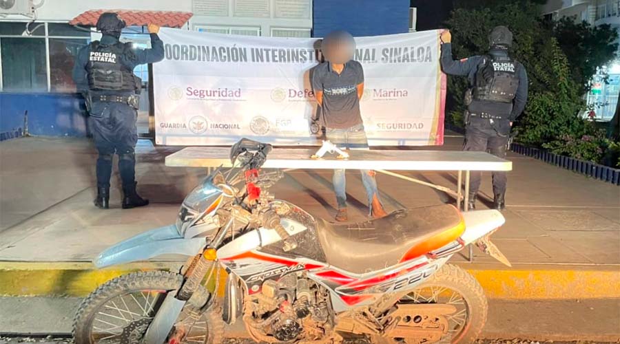 Civil arrestado por elementos de la Policía Estatal, portaba un arma de fuego y manejaba una moto robada