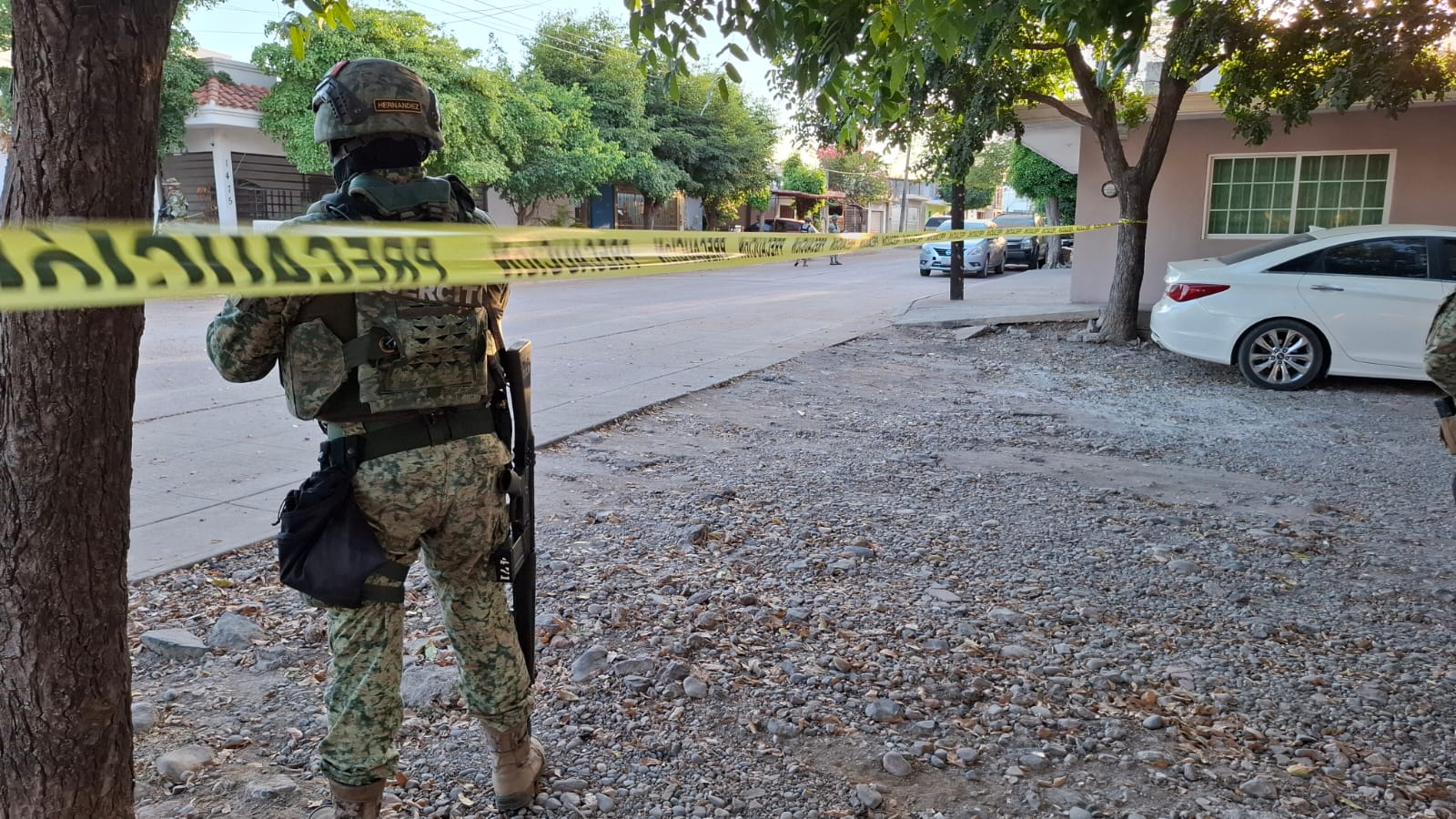 Militar dentro de una zona acordonada