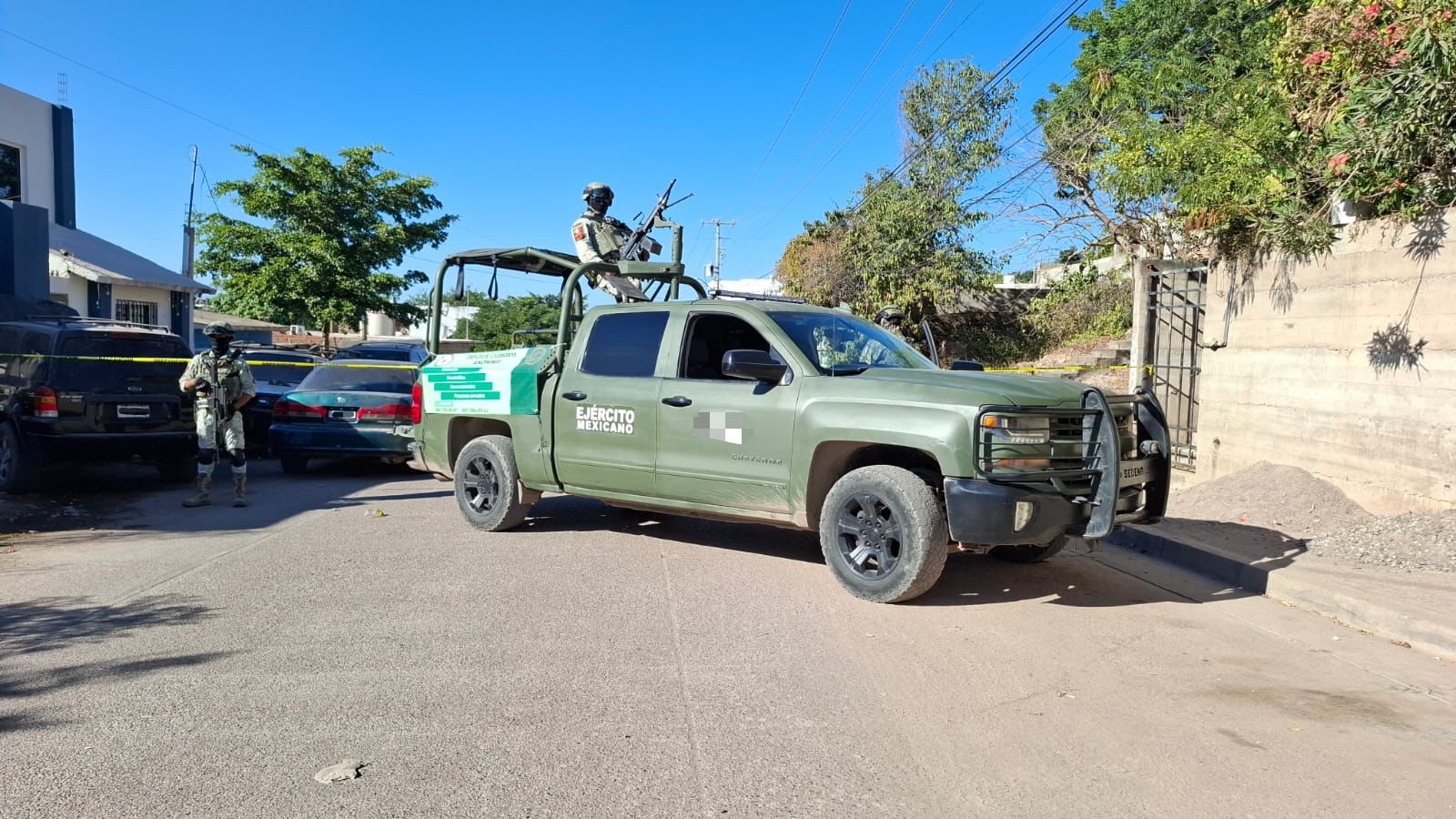 Camioneta del Ejército y dos militares en una zona acordonada