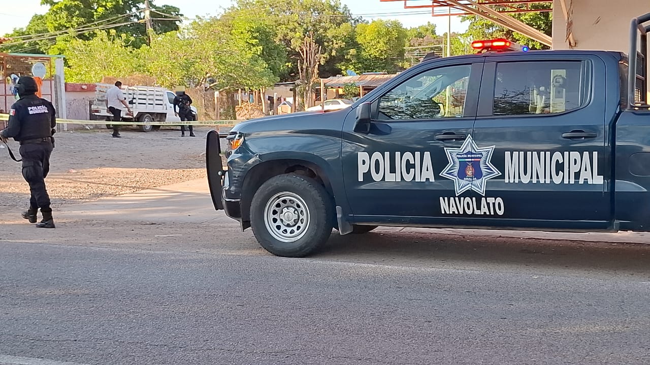 Patrulla de la Policía Municipal de Navolato y agentes caminando