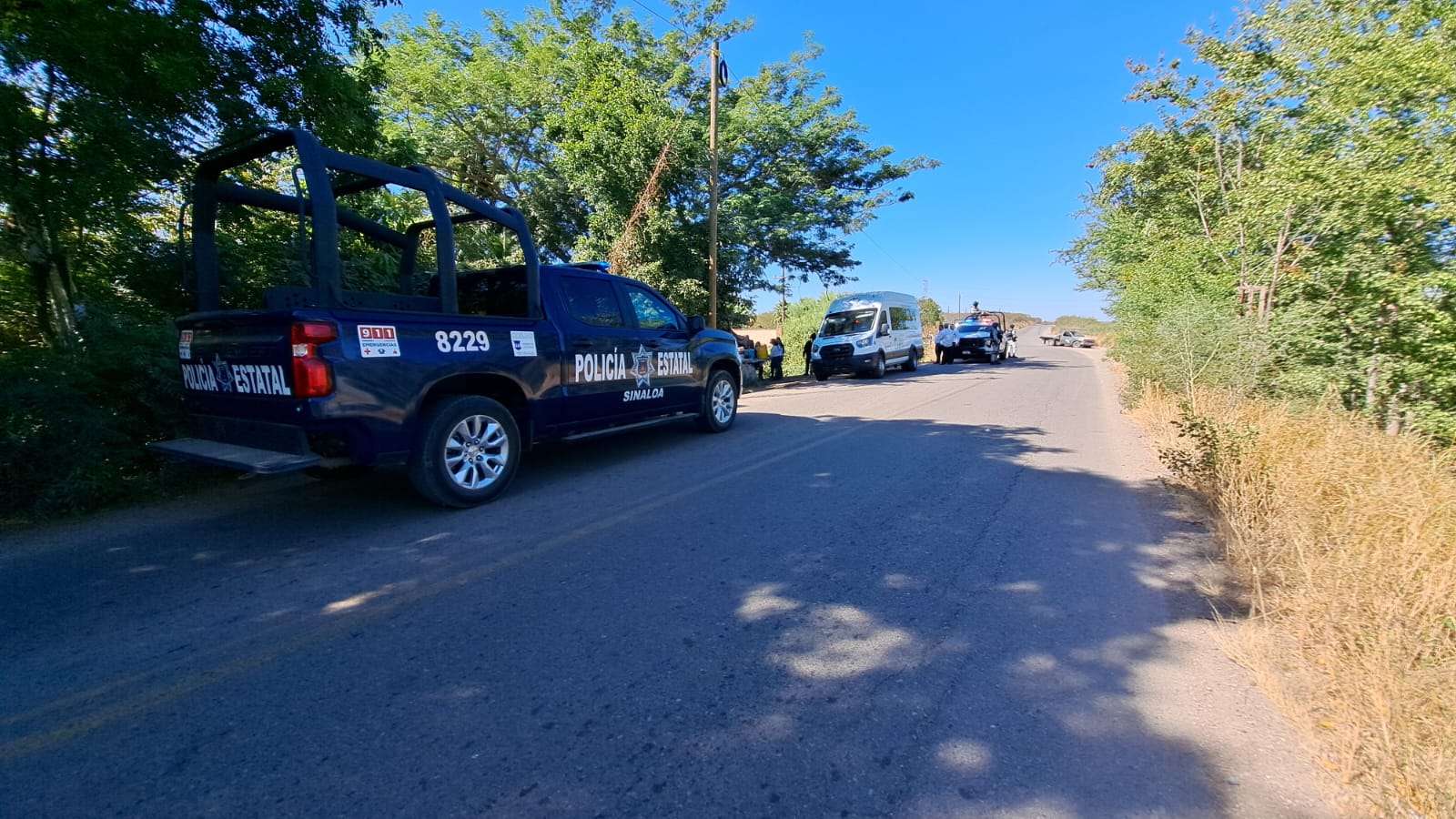 Unidades de Policía Municipal y el Ejercito Mexicano en la calle revisando la zona del asesinato