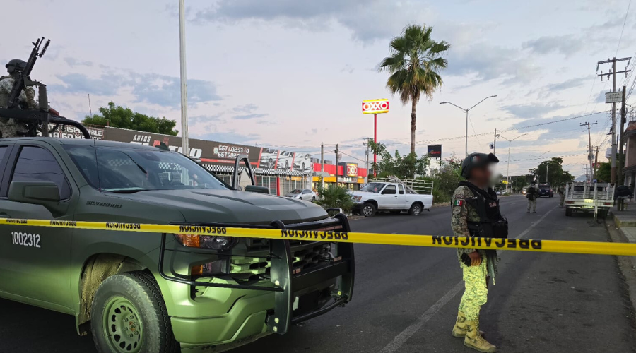 Elementos del Ejército Mexicano acordonan el área del ataque al conductor de un vehículo 