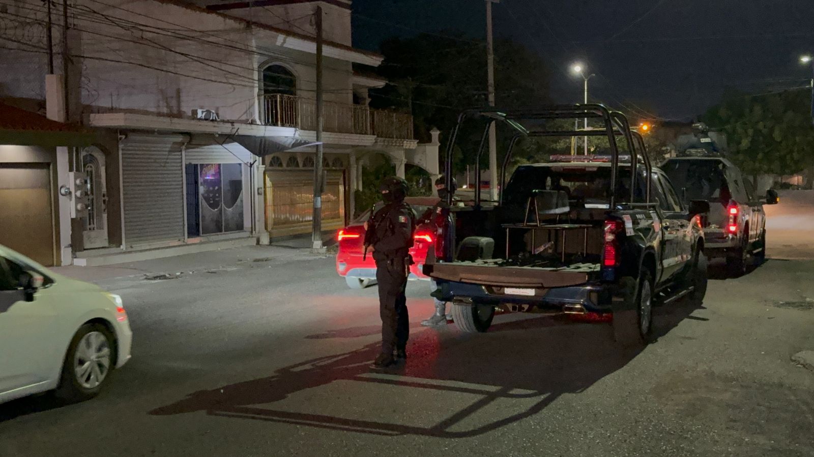 Gatilleros disparan a local comercial de venta de ropa