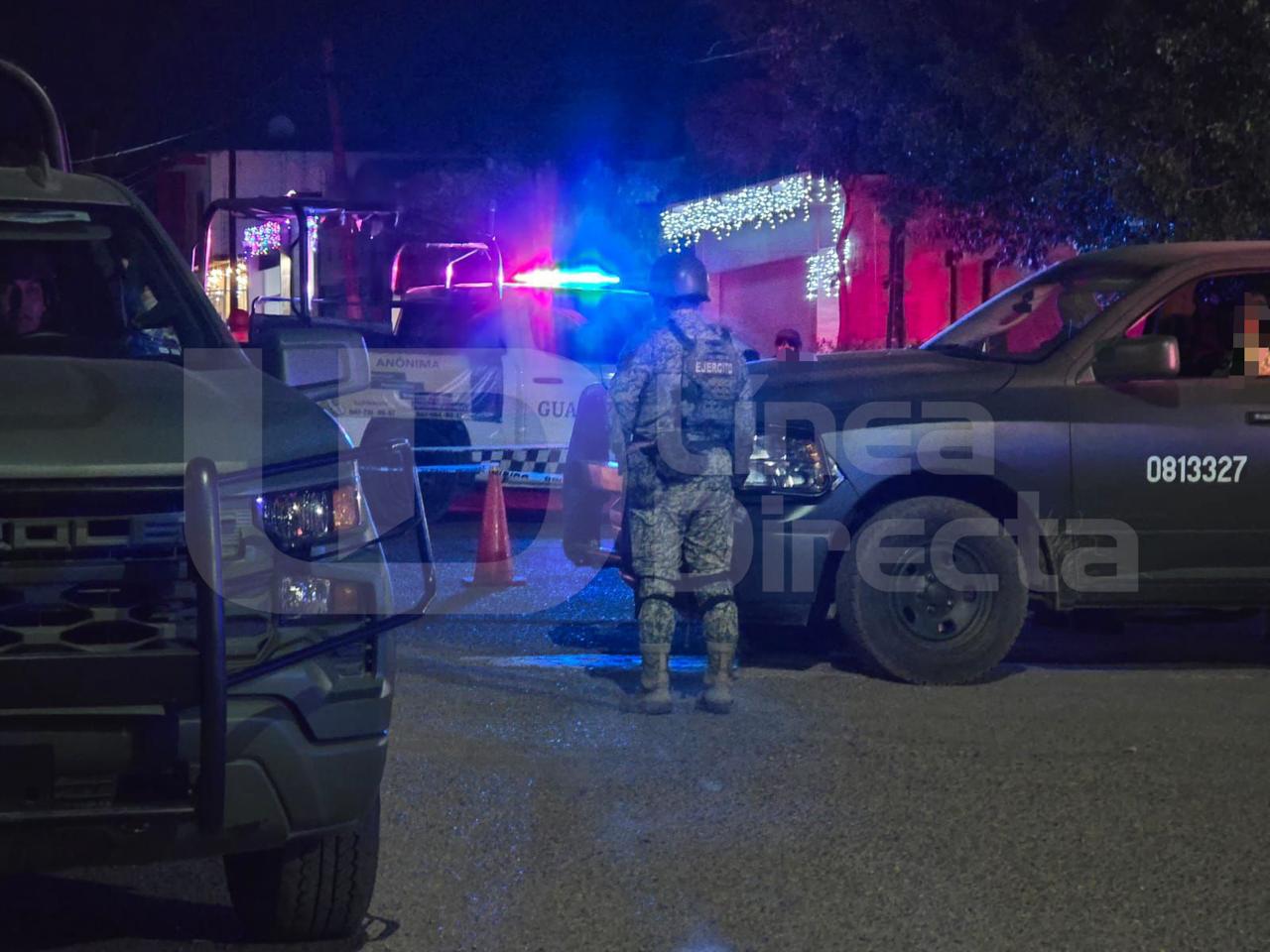 Elemento del ejercito entre unidades policiacas en el lugar del ataque