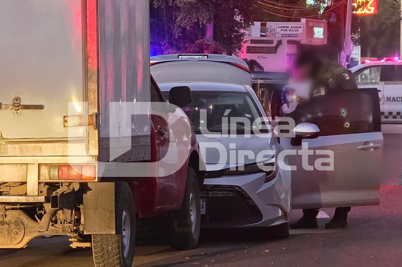 Elementos de la Fiscalía General del Estado de Sinaloa examinan vehículo donde un hombre fue herido a balazos y posteriormente perdió la vida en Culiacán