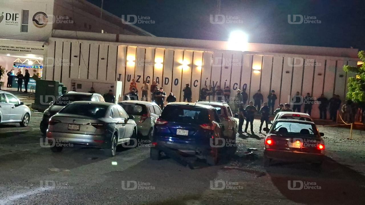 Foto de un estacionamiento con carros