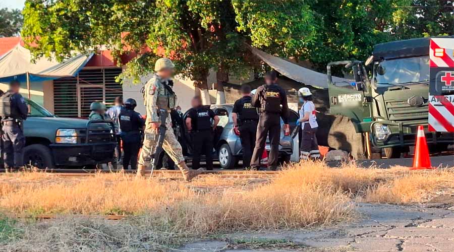 Elementos del Ejército Mexicano y paramédicos de la Cruz Roja atienden un ataque armado en Culiacán