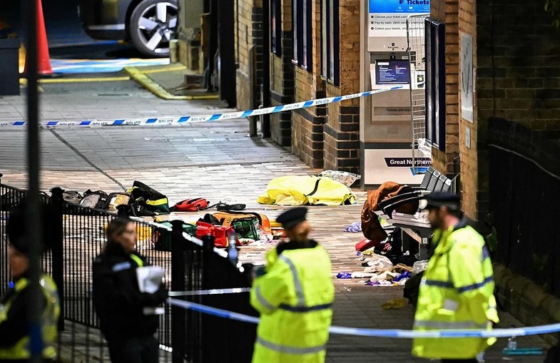 Apuñalamiento masivo en tren de londres deja al menos 10 heridos; hay 2 detenidos