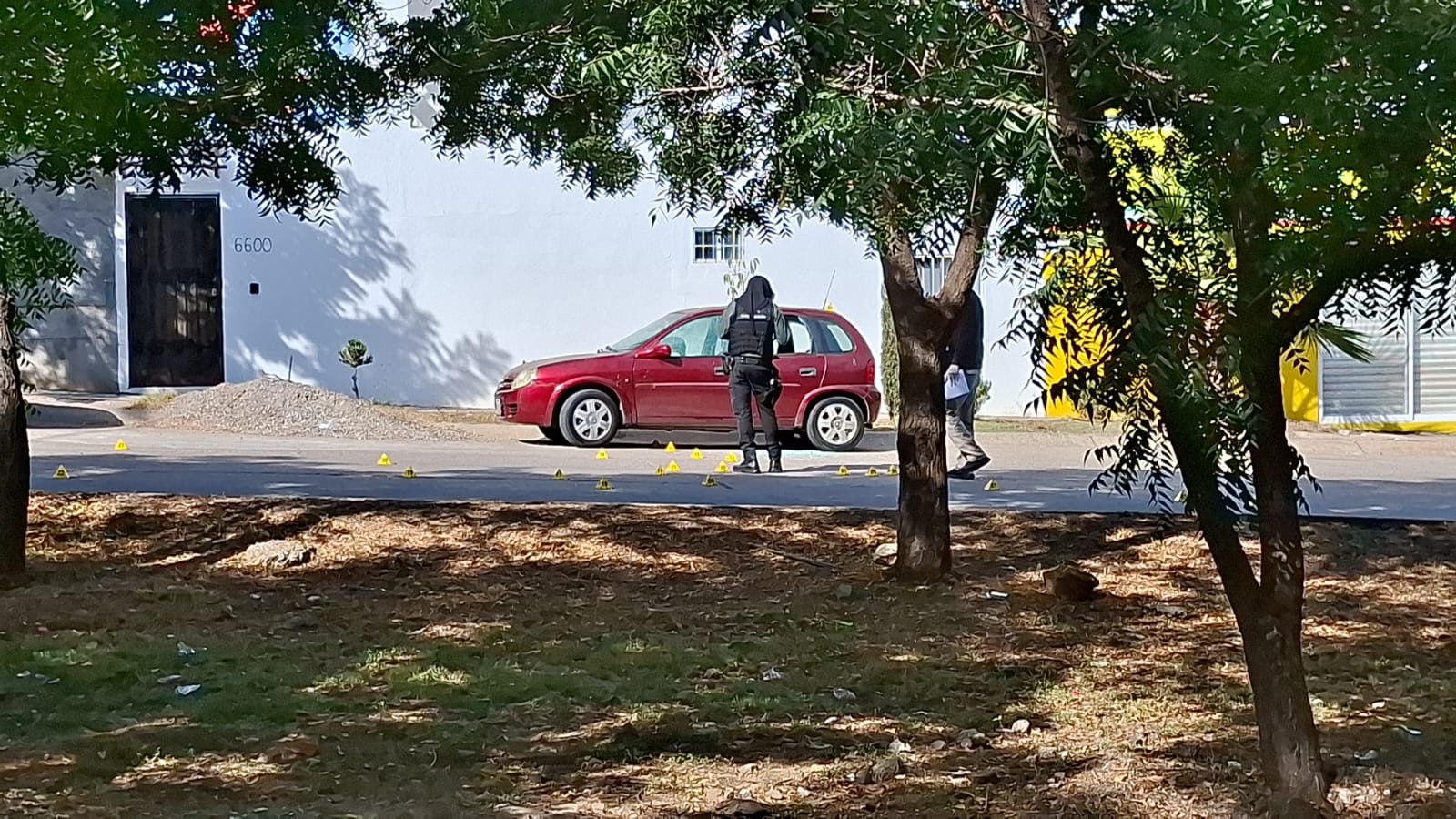 Autoridades de la Policía asegurando la zona del atentado