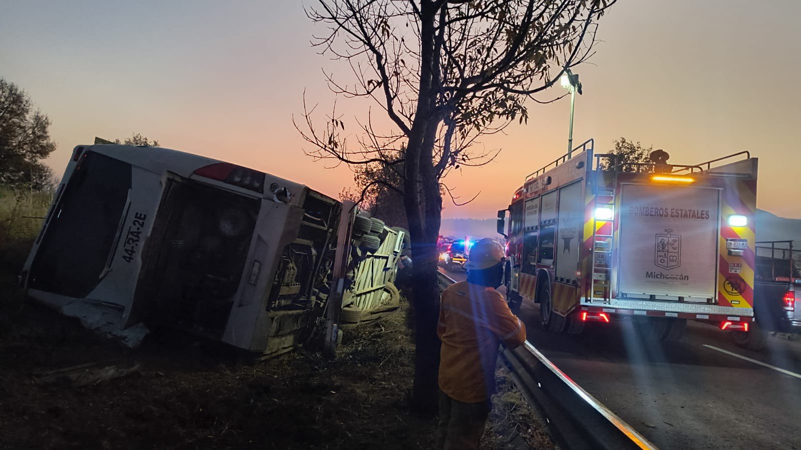 Accidente, autobús volcado en c