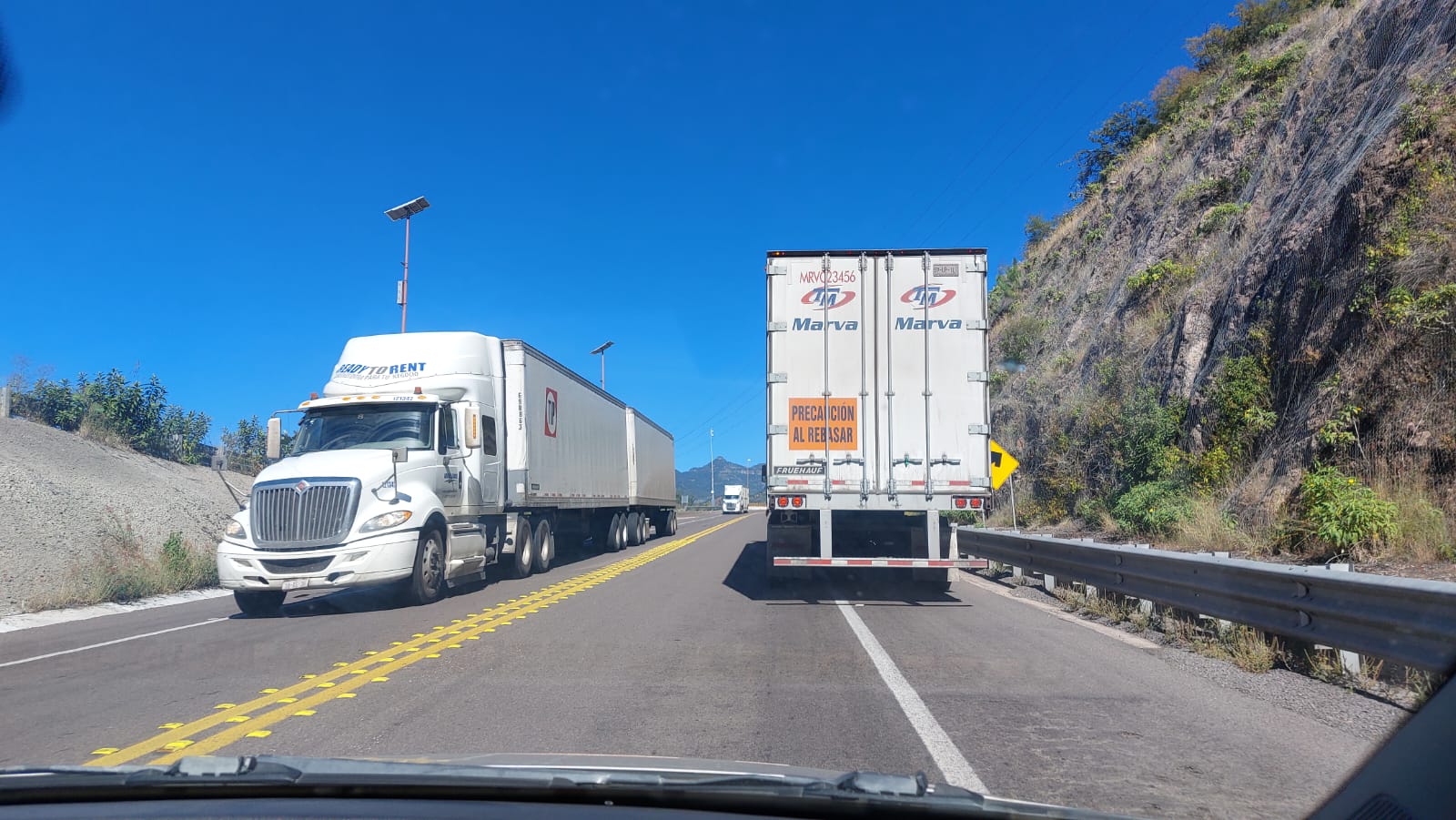 Dos tráiler conduciendo por la autopista Mazatlán-Durango
