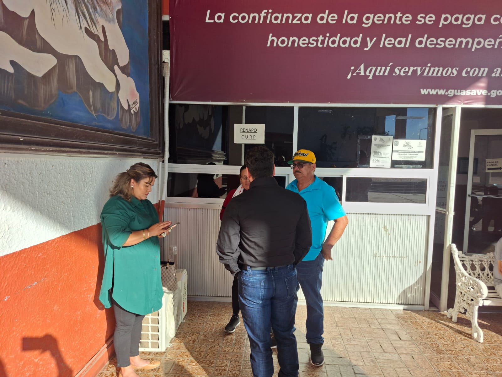 Director jurídico del Ayuntamiento de Guasave, Daniel Hibraim López Armenta, junto a otras personas en el Ayuntamiento de Guasave