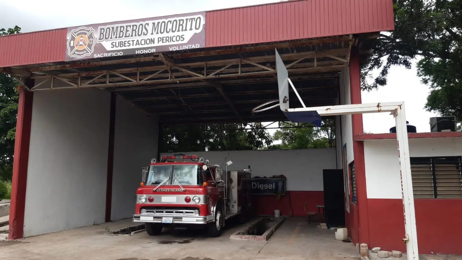 Estación de bomberos en tonos rojo y blanco