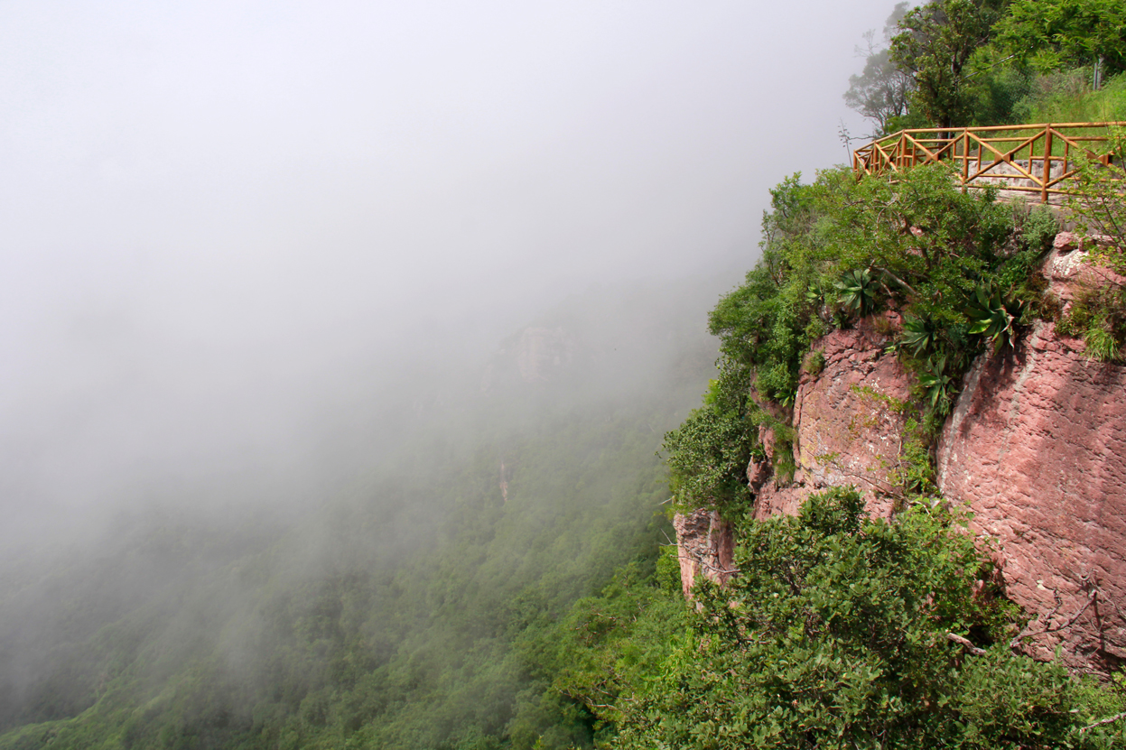 Zona serrana-montañosa con neblina densa por bajas temperaturas