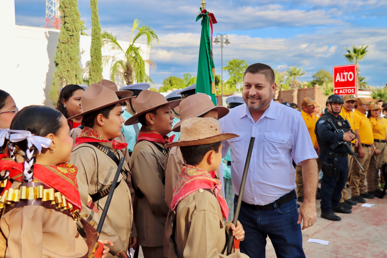 Alcalde José Paz López Elenes junto a participantes en el desfile de la Revolución Mexicana