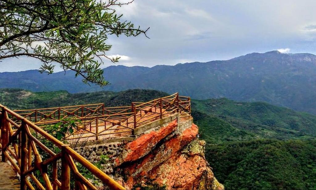Mirador en dirección a las montañas en Surutato, Badiraguato
