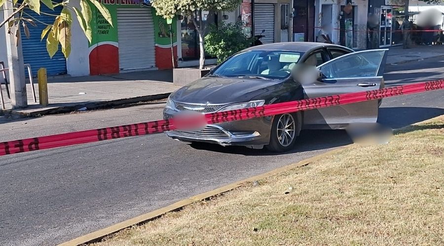 Carro baleado en Mazatlán junto a una cinta roja de seguridad