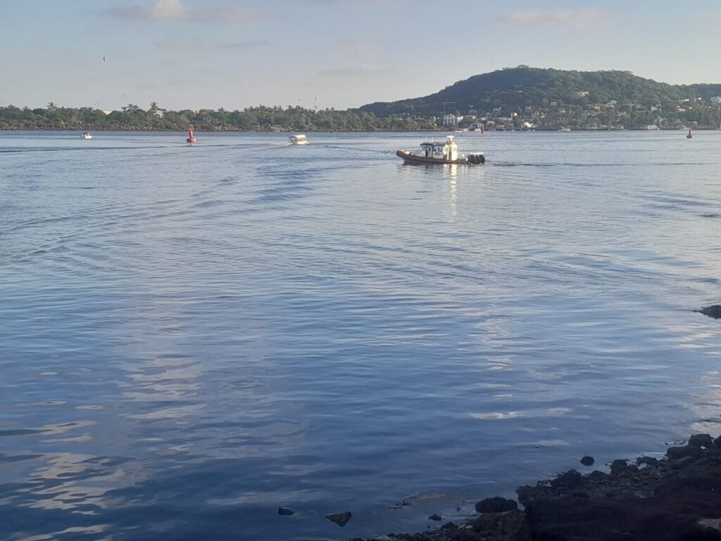 Tras movilización, salvavidas de Mazatlán rescatan a bañista, aún hay dos desaparecidos en el mar