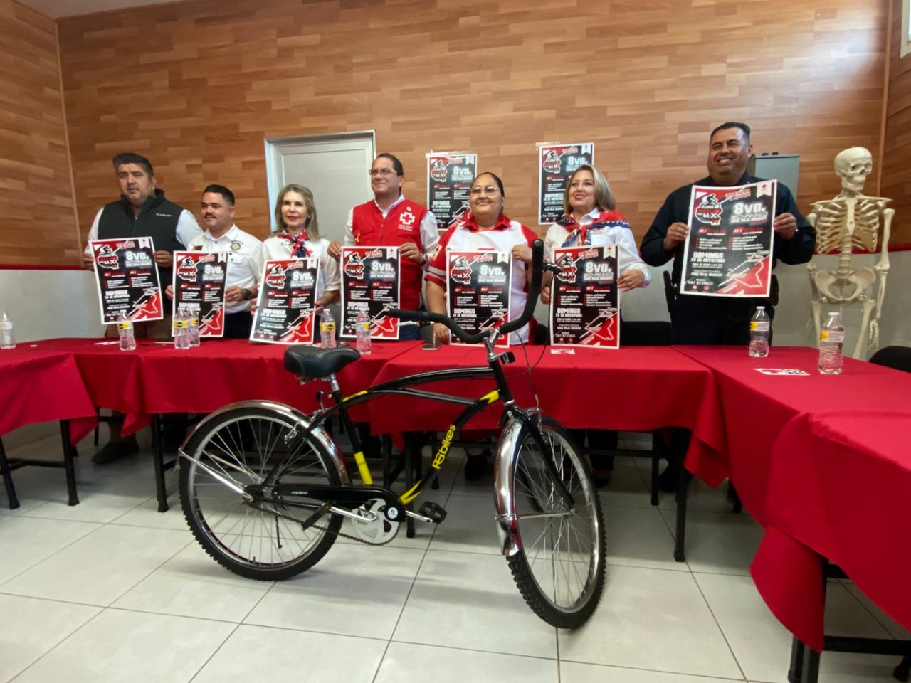 Comité organizador del Bici-Paseo 2025 posando para la foto y una bicicleta enfrente