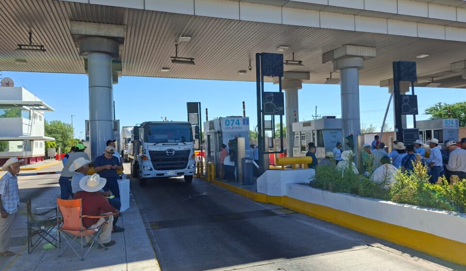 Agrupación de transportistas se deslinda de bloqueos carreteros en Sinaloa