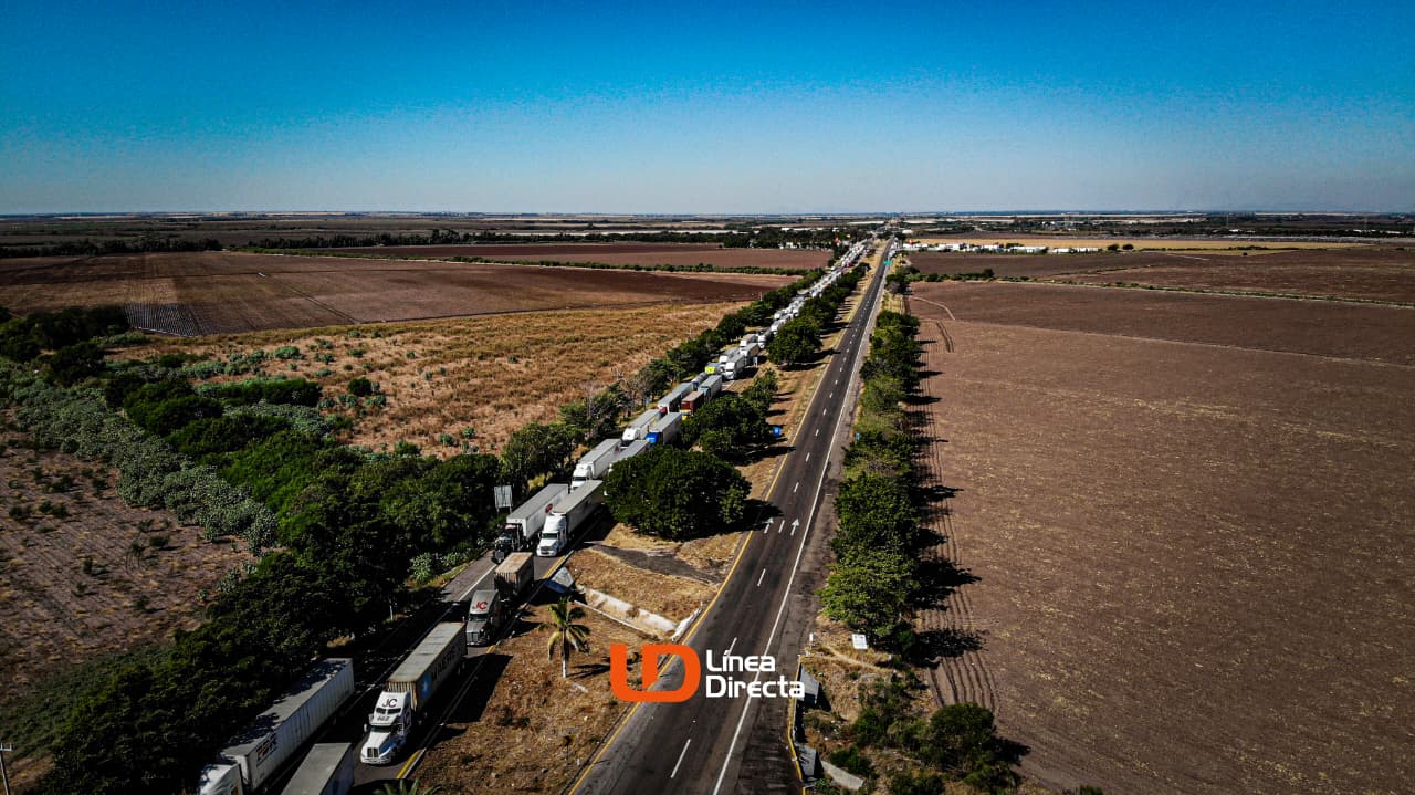 Vista aérea de una carretera llena de camiones parados por un bloqueo
