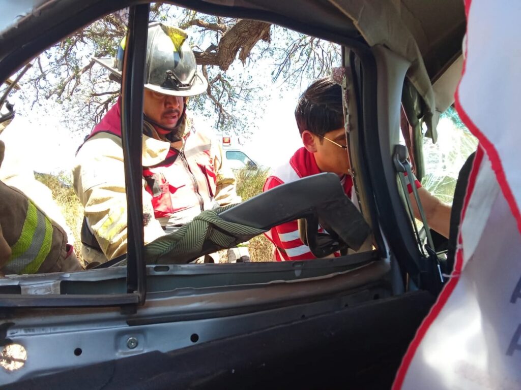 Bomberos y paramédicos de Cruz Roja realizaron labores para rescatar a un hombre en Guasave