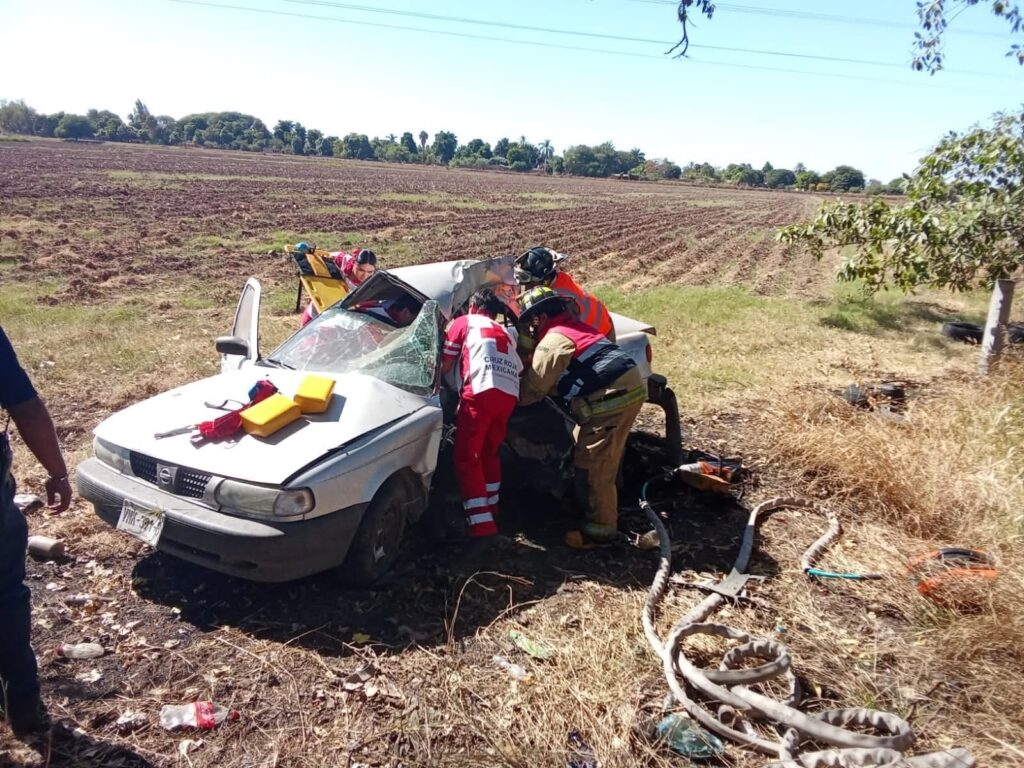Bomberos y paramédicos de Cruz Roja realizaron labores para rescatar a un hombre en Guasave