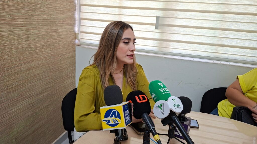 Brenda Rocío García, directora general de Icatsin, agradece donación de equipo