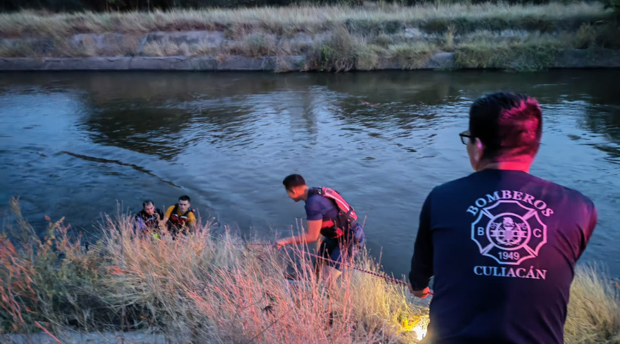 Bomberos de Culiacán buscan en los alrededores del canal El Alto del Coyote a Luis Ángel