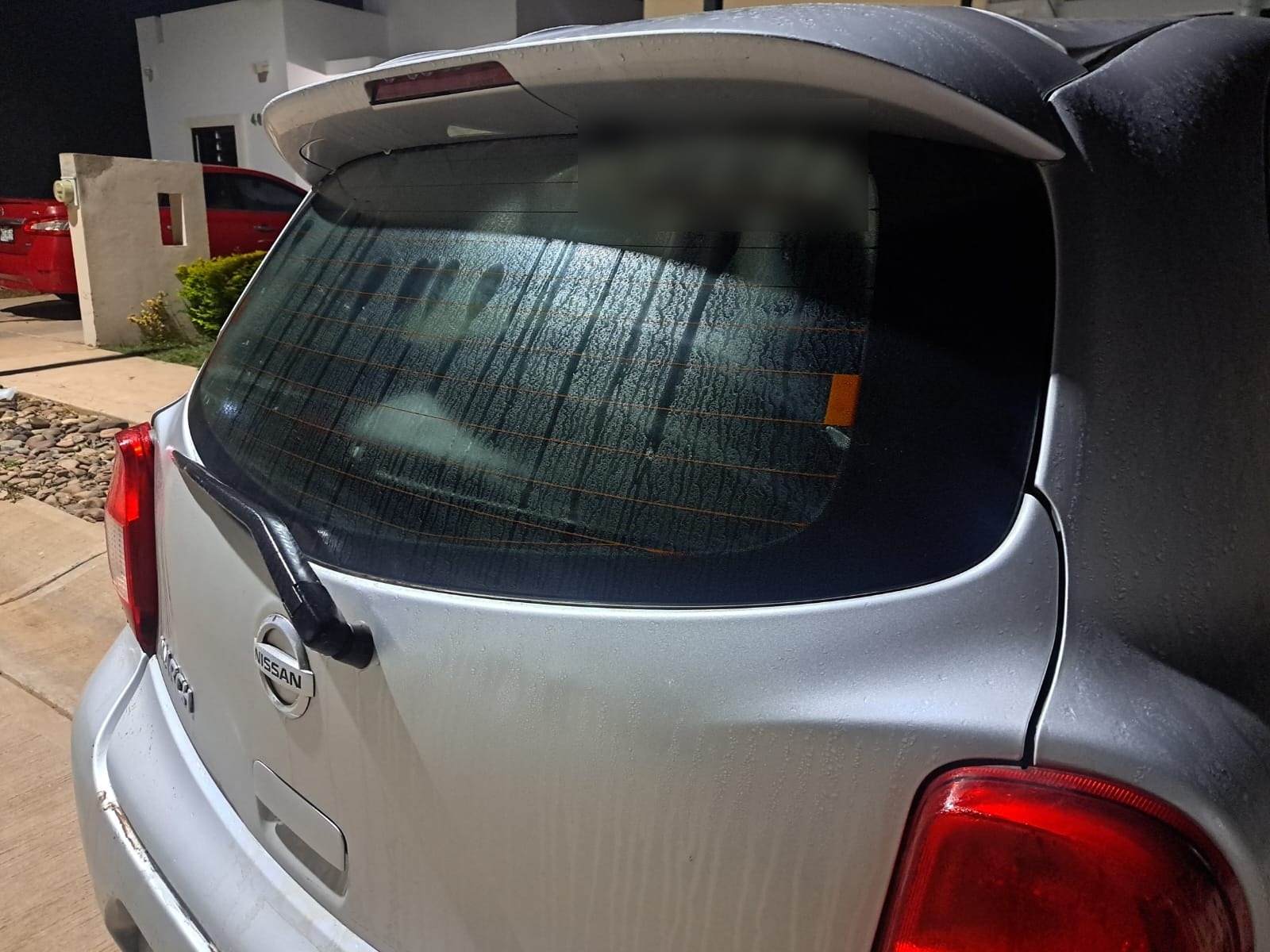 Vidrio de carro mojado por neblina