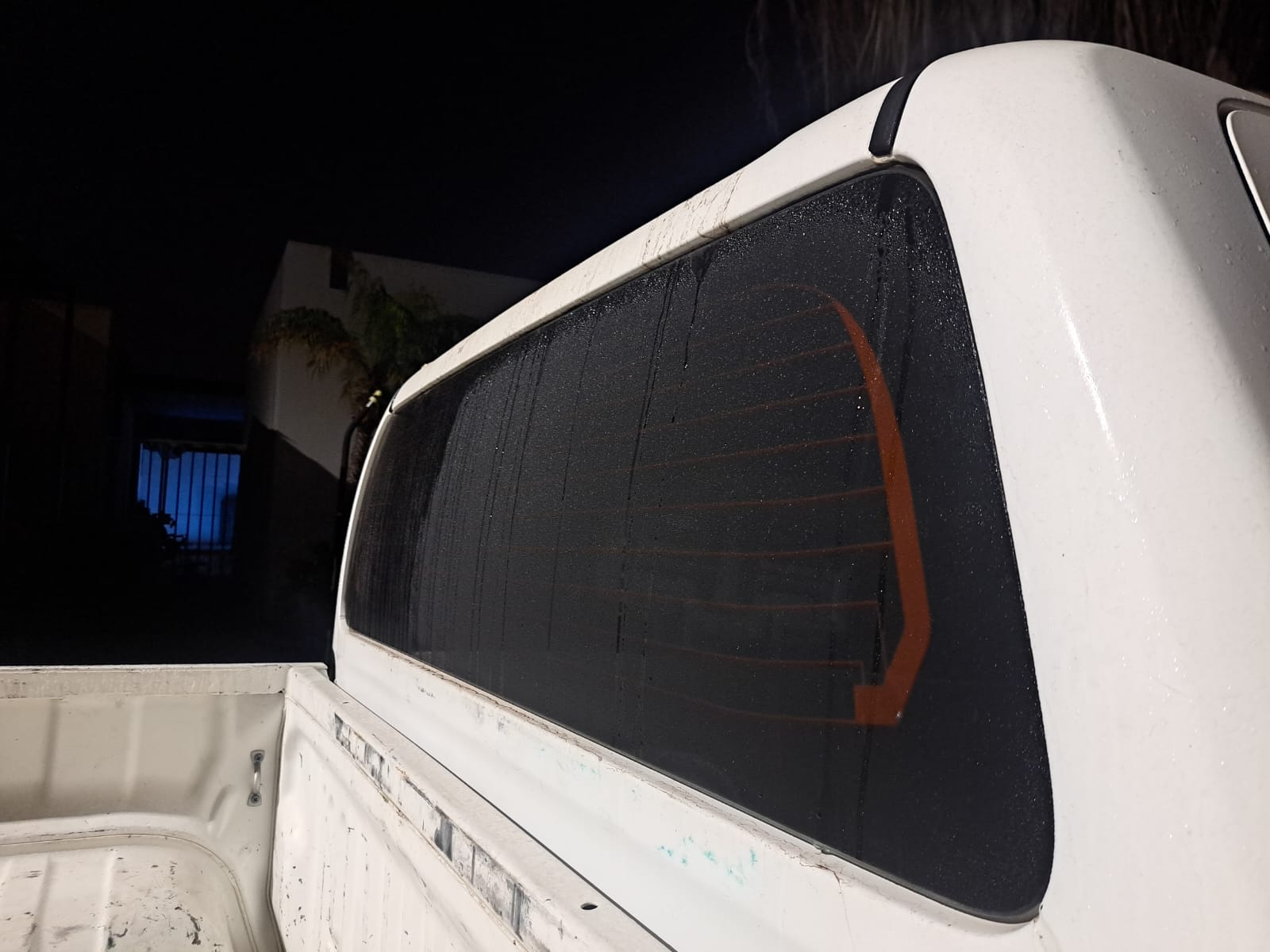 Vidrio de carro mojado por neblina