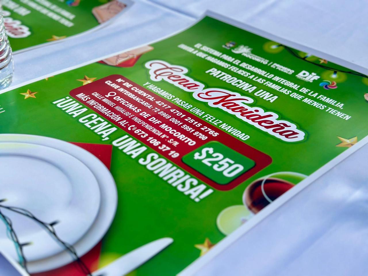Flyer de invitación a un evento navideño en colores verde y rojo