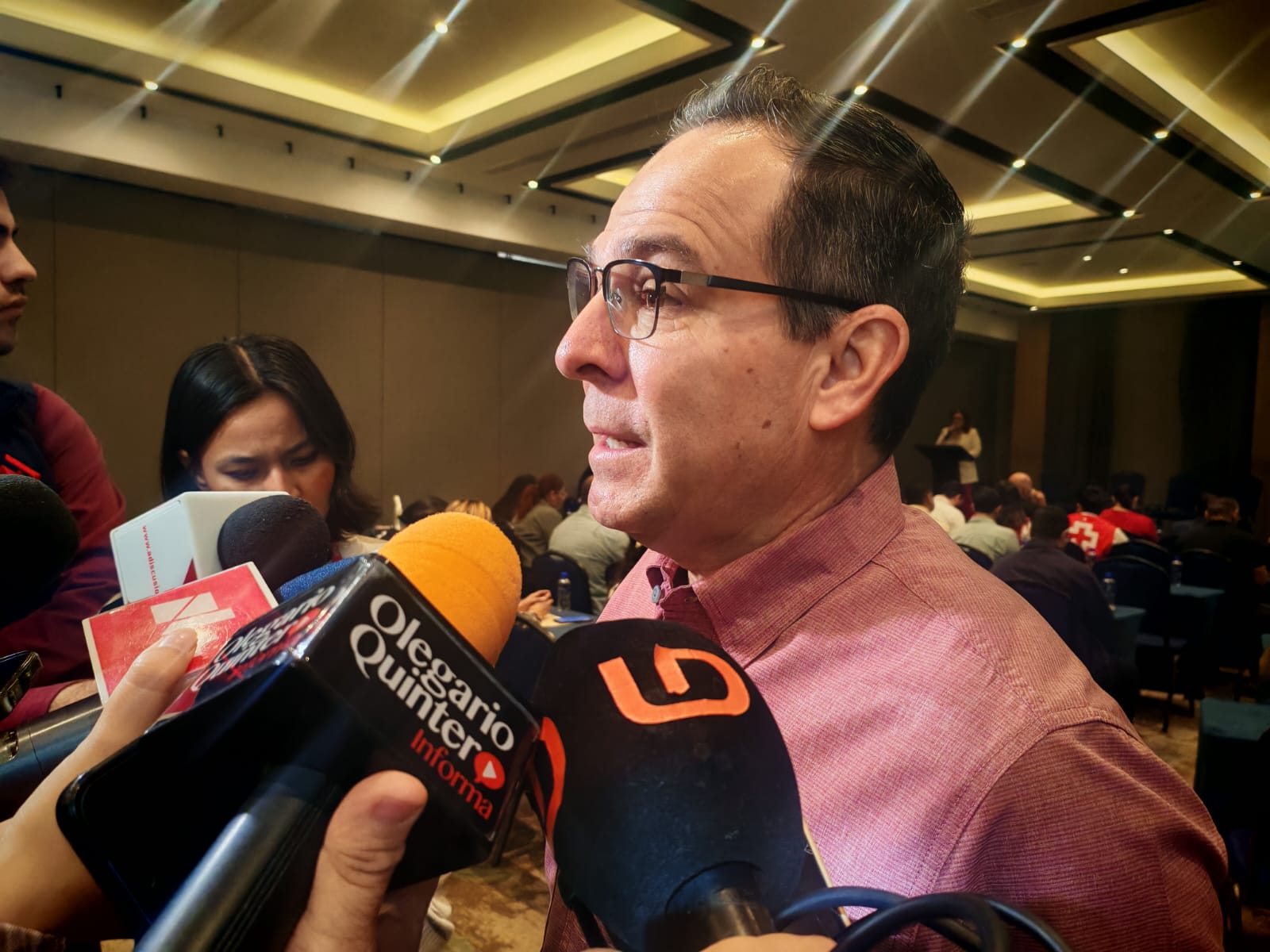 coordinador general del Consejo Estatal de Seguridad Pública (CESP), Miguel Calderón Quevedo dando entrevista a los medios de comunicación
