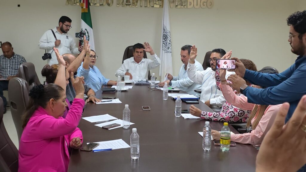 Personas levantando la mano en una reunión