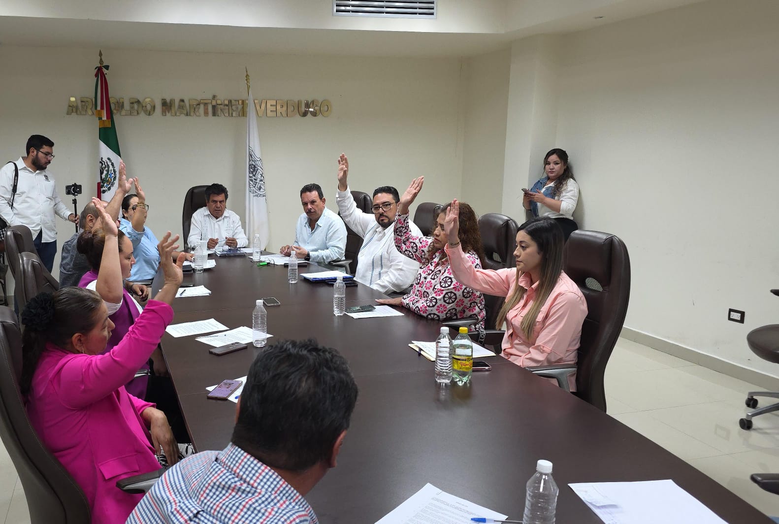 Integrantes de Cabildo de Mocorito alzando la mano en junta
