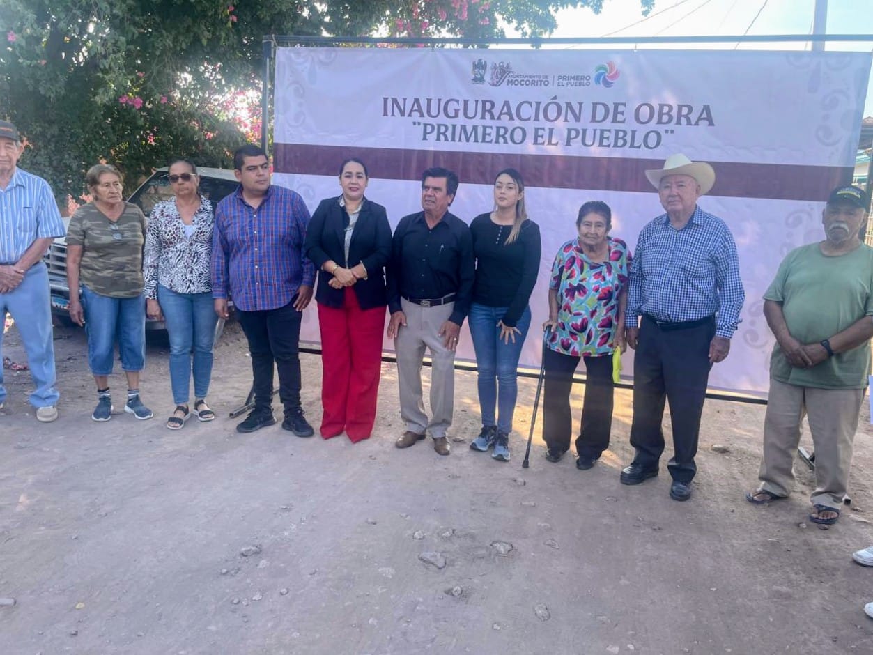 Autoridades posando para la foto en la inauguración de obra
