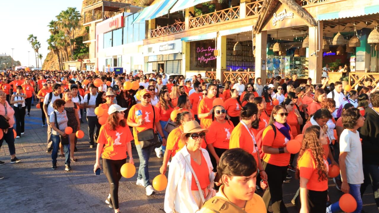 Ciudadanos participan en la Caminata Naranja Mazatlán 2025