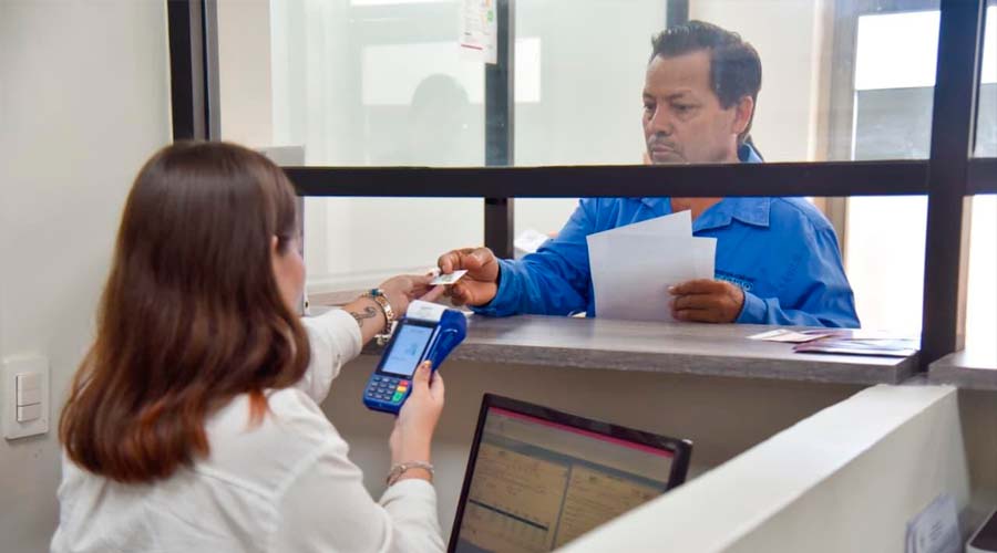 Ciudadano pagando en ventanilla del Ayuntamiento de Ahome