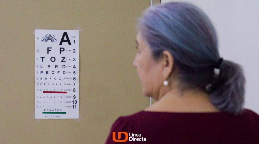 Persona mayor frente a un examen de vista en una campaña de oftalmología