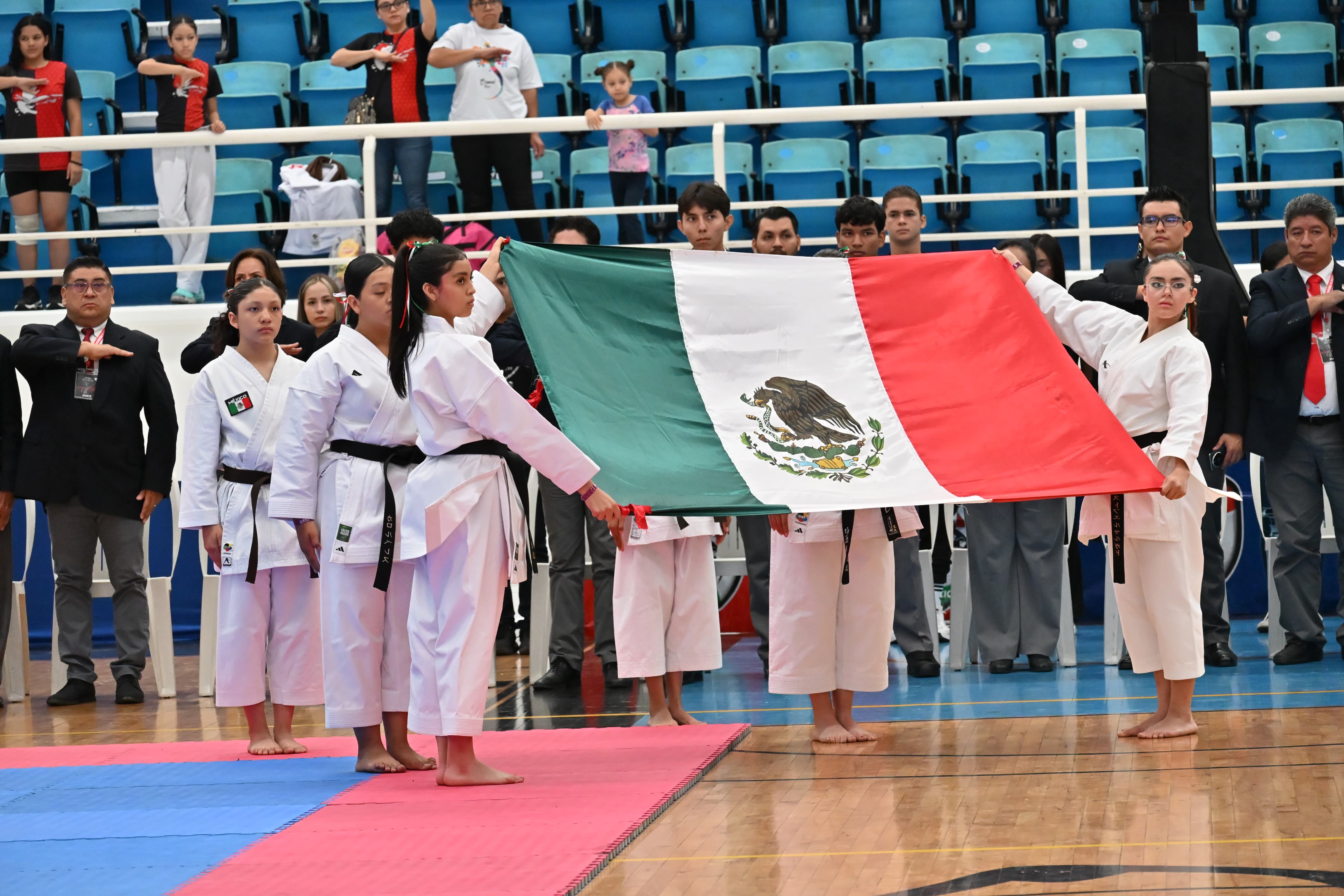 Jóvenes Karatekas sostienen la bandera mexicana en el Campeonato Internacional de Karate LPK Mazatlán 2025