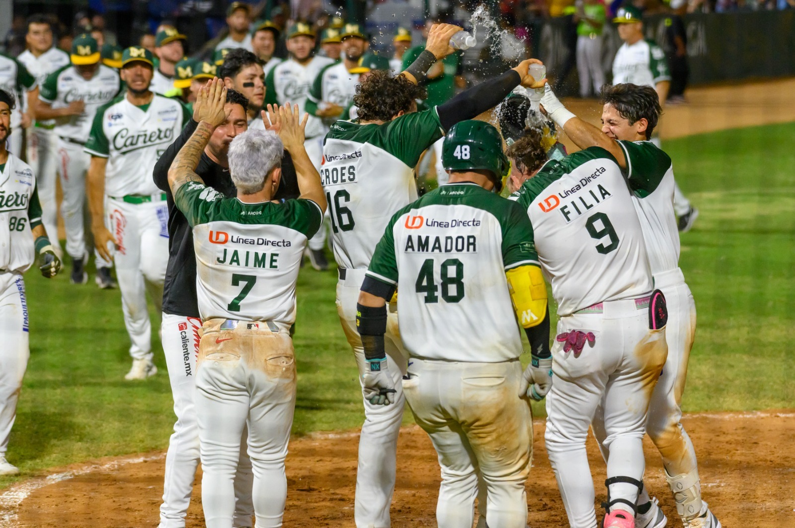 Integrantes de Cañeros de Los Mochis celebrando después de un partido