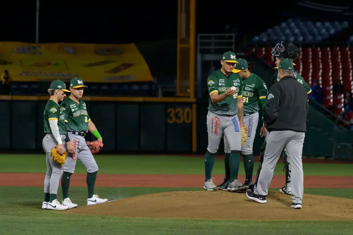 Jugadores de Cañeros de Los Mochis en cancha durante un juego