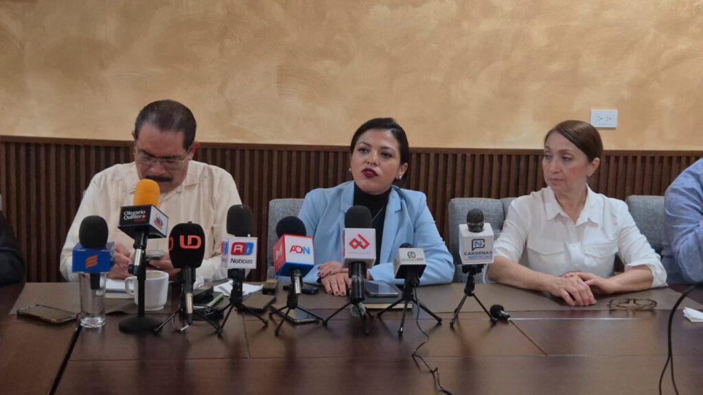 Personas en conferencia de prensa Canirac