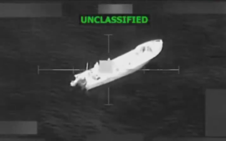 Lancha de presuntos narcos en la mira del dron de EU