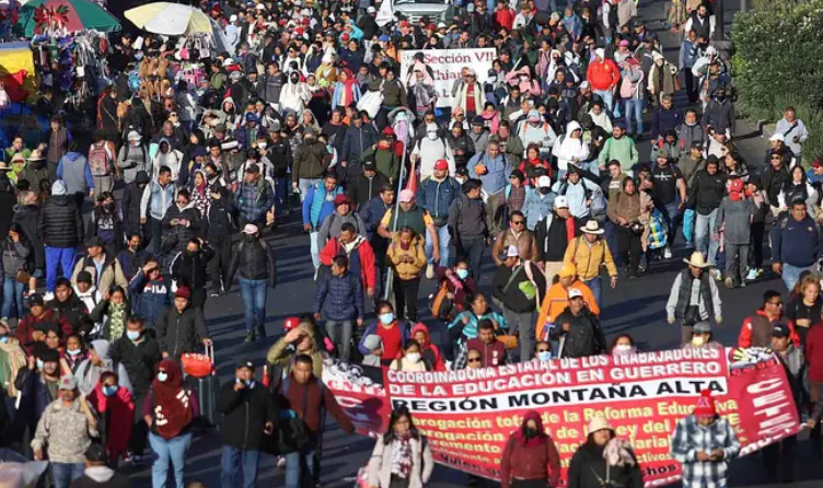 Manifestantes de la CNTE