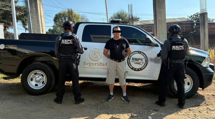 Hombre tras ser detenido por policías en Michoacán