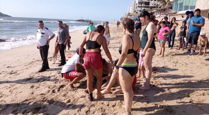 En dos intervenciones, salvavidas de Mazatlán rescatan del oleaje a cinco turistas