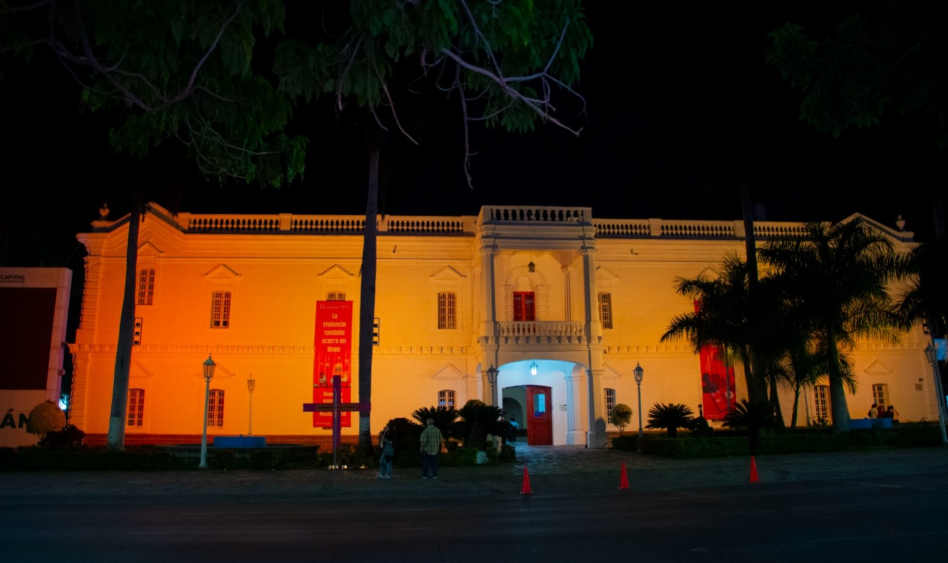 Palacio de Gobierno, Municipal y Congreso se iluminan en naranja por los 16 Días de Activismo