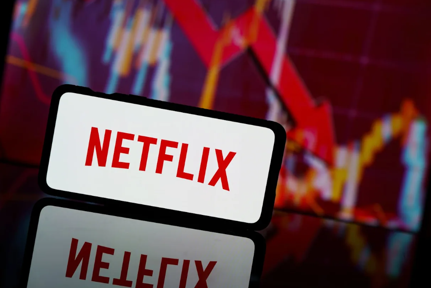 telefono celular con la aplicación de Netflix