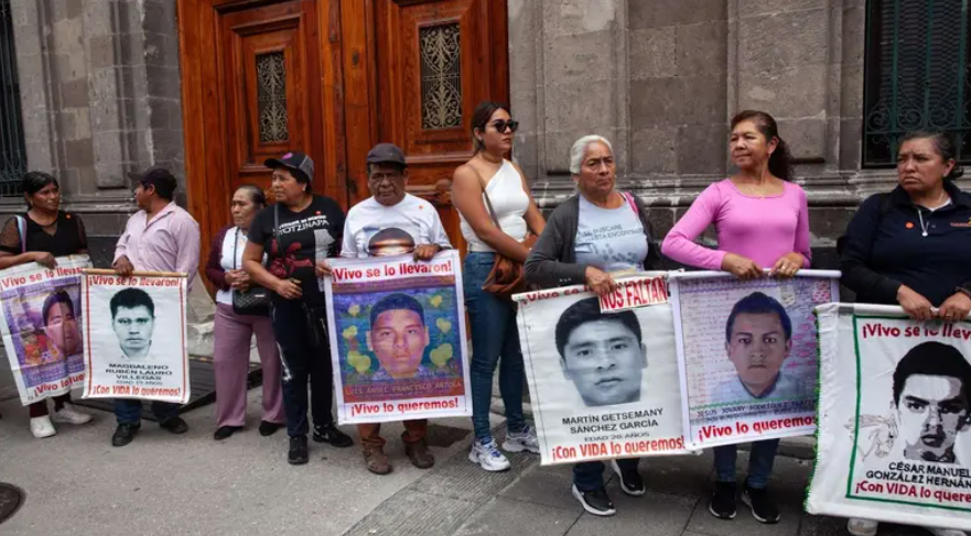 Familias de los 43 insisten en reactivar al GIEI tras reunión con Sheinbaum